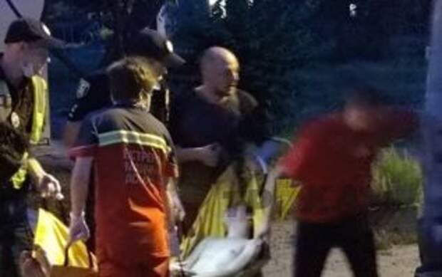 Появилось видео, как “коп” пытает человека