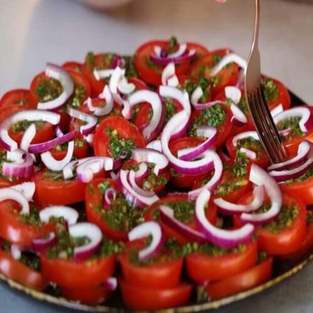 Слоёный салат из помидоров. Просто, вкусно и красиво: идеальная праздничная закуска