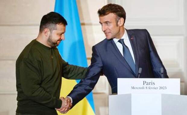 На фото: президент Франции Эммануэль Макрон (справа) пожимает руку президенту Украины Владимиру Зеленскому