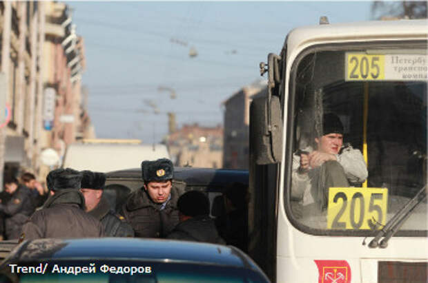 Россия, Санкт-Петербург. Задержанных в ходе несанкционированной акции 5 марта на Исаакиевской площади привезли в суд. 