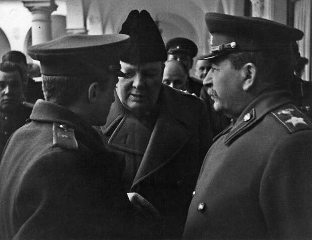Сталин и Черчилль разговаривают на встрече союзников в Ялте, 1945 г.
