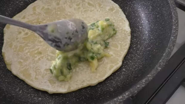 Взбейте зеленый лук с яйцом и вы останетесь довольны / Готовим вкуснейшие лепешки с начинкой Рецепт, Кулинария, Тесто, Другая кухня, Еда, Вкусно, Видео, Длиннопост, Видео рецепт, Видеоблог