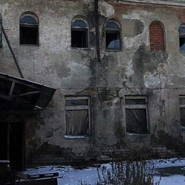 Здание бывшей общественной бани обследуют в предместье Рабочее в Иркутске