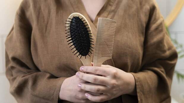 Трихолог Маркова: За неделю на расческе образовываются миллионы микроорганизмов