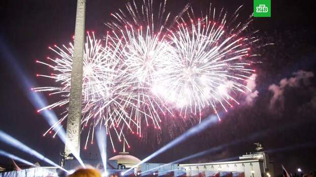 В столице прогремел салют в честь Дня флага