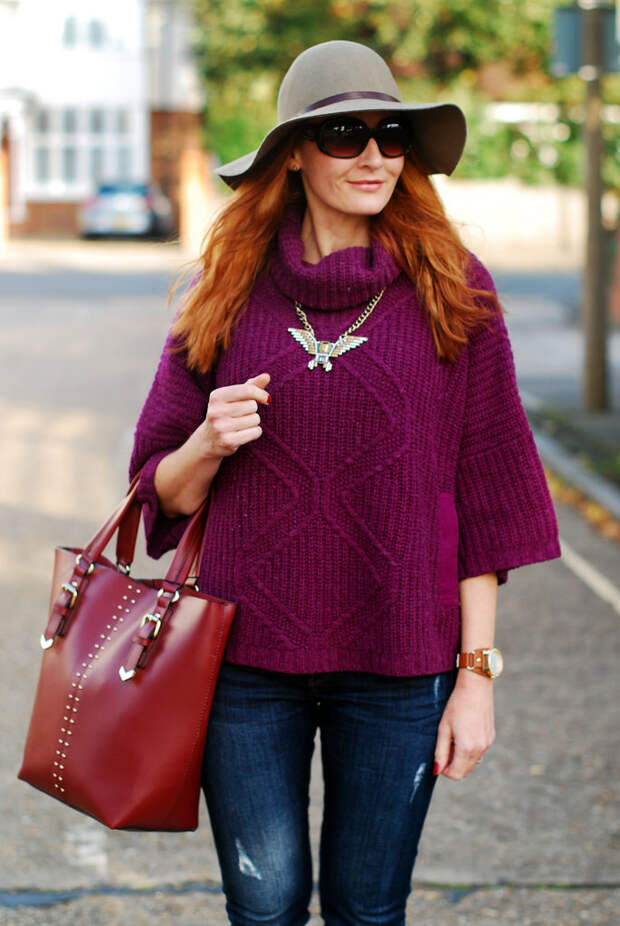 Seventies style - oversized purple knit, floppy hat