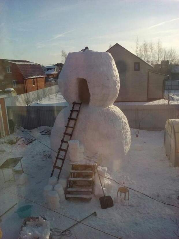 Огромный снеговик, на строительство которого ушло две недели