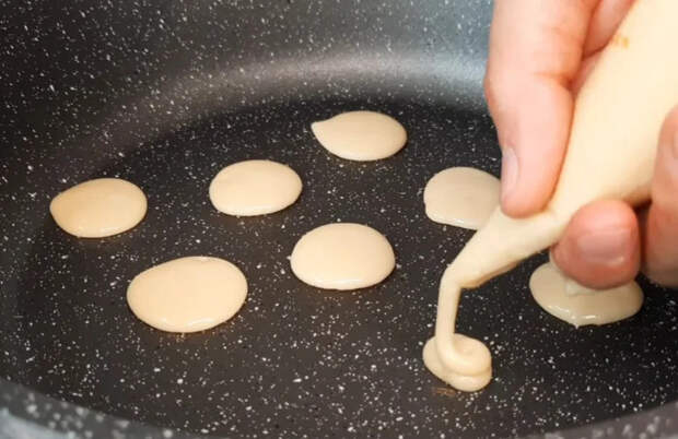 Всего 3 яйца и стакан муки: мини панкейки на завтрак за считанные минуты — лучше любого кекса