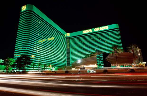 ss-090408-las-vegas-05ss_full 5) Огни проезжающих машин отражаются в фасаде отеля-казино «MGM Grand» в Лас-Вегасе. (Ethan Miller/Getty Images)