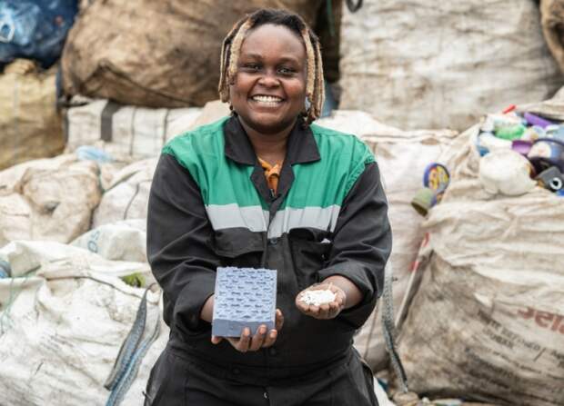 Экологично и выгодно: энтузиастка из Кении изготавливает чудо-кирпичи из переработанного пластика