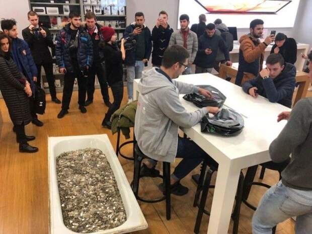 В московский магазин притащили ванну с мелочью весом 340 кг, чтобы купить iPhone XS В московский магазин притащили ванну с мелочью весом 340 кг, чтобы купить iPhone XS