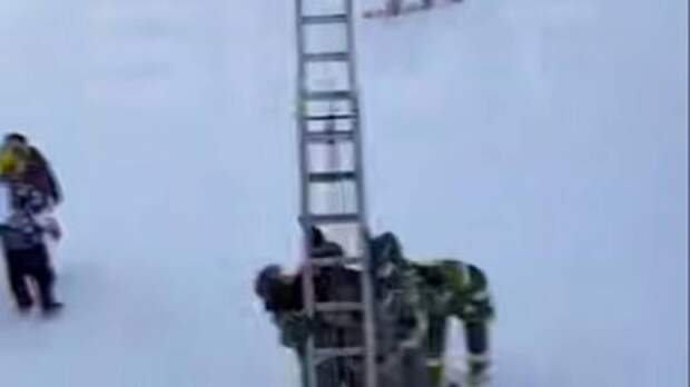 Shot: 50 человек застряли на горнолыжном подъемнике в Подмосковье