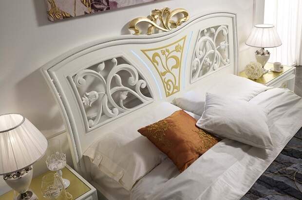 Резное изголовье выглядит старомодно. / Фото: deco-mollis.ru Резное изголовье выглядит старомодно. / Фото: deco-mollis.ru