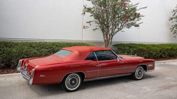Именно такой красный кабриолет Cadillac Eldorado 1976 модельного года был у Авроры Шак