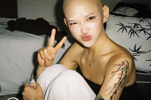 Поборовшую рак модель вынудили снять парик в аэропорту и довели до слез