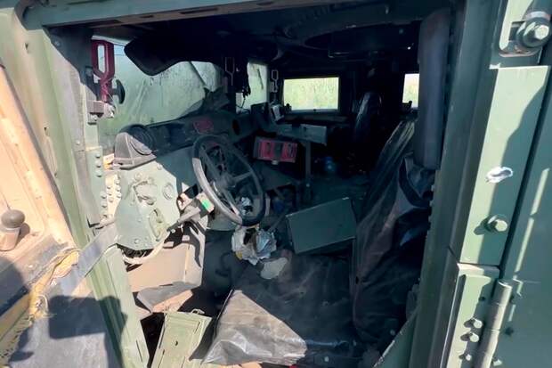 Появилось фото разорванного на части американского Humvee