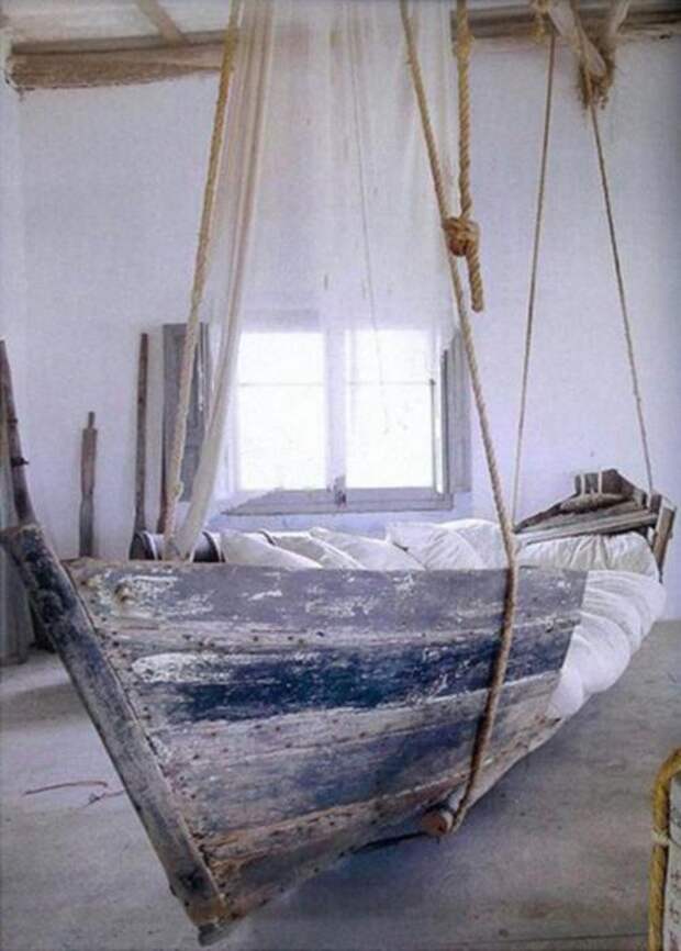 Идеальная кровать, чтобы уплыть на ней в свои сны! Отличная идея повторного использования старой лодки.