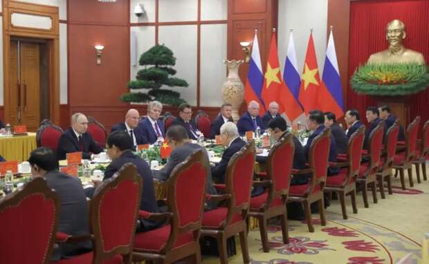 <b>Президенты РФ и Вьетнама договорились не заключать соглашения