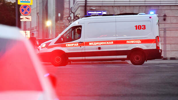 Россиянин в одних трусах бросался на машины и попал на видео