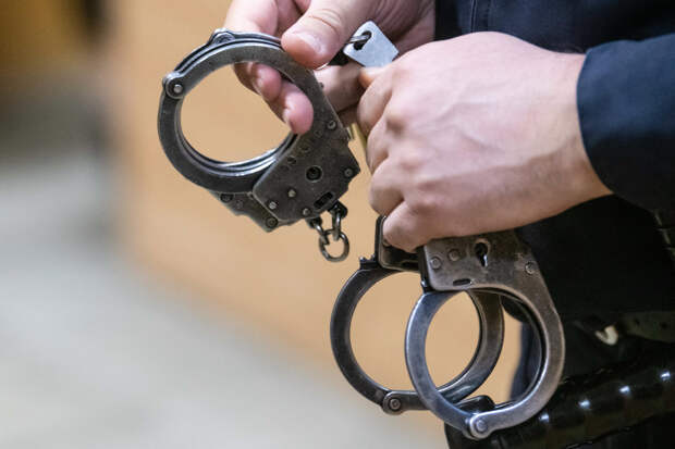 Двух российских чиновников задержали за крупную взятку