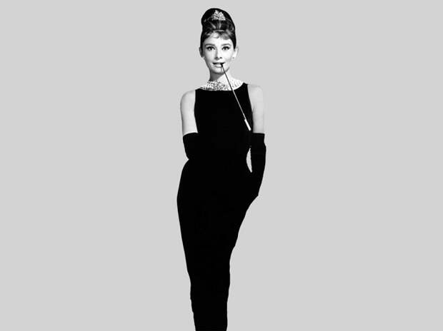 Одри Хепберн в черном платье от Юбера Живанши. / Фото: Officiel-online.com