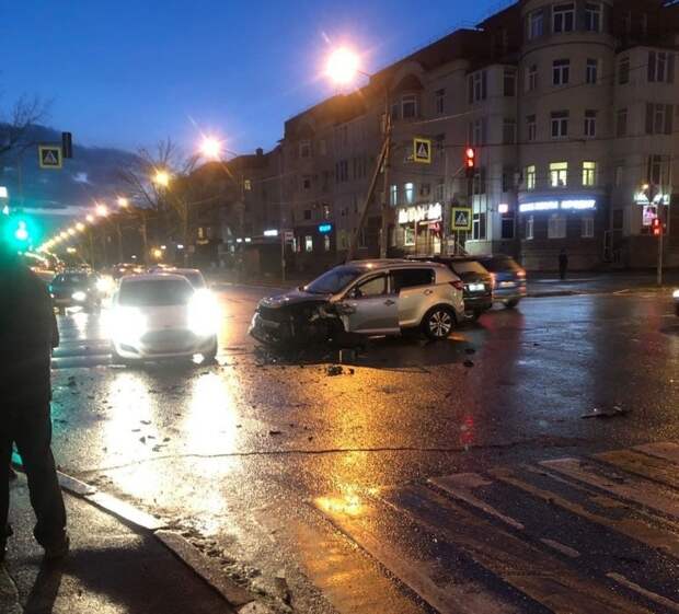Авария дня. Автомобиль такси после ДТП влетел в остановку