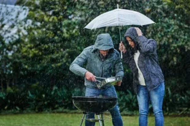 Берите жирное мясо. Снег, дождь, ветер: как готовить шашлык в плохую погоду