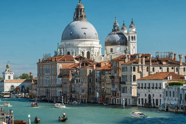 Мужчина спас девушку от навязчивых туристов в Венеции и получил удар ножом в шею