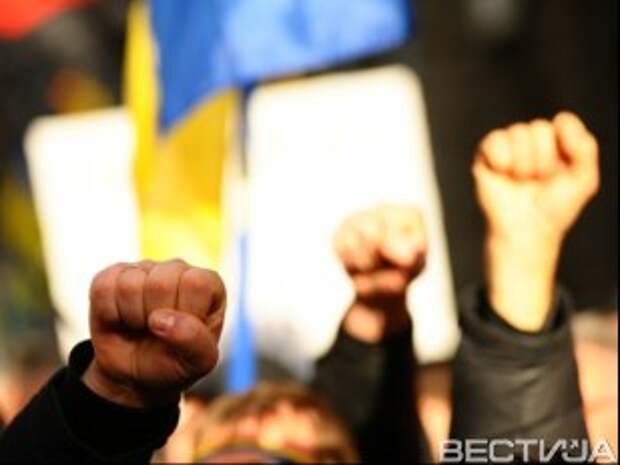 Работники завода «Цирконий» в знак протеста перекрыли дорогу на Днепропетровск Работники завода «Цирконий» в знак протеста перекрыли дорогу на Днепропетровск