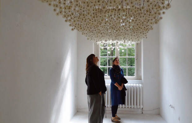 Подвесной потолок из одуванчиков от Регин Рамзайер (18 фото)