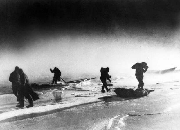 Последняя переправа по замерзающей Волге у Сталинграда, 1943 год