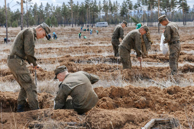 В отдельном командно-измерительном комплексе ГИКЦ им. Титова военнослужащие приняли участие в акции «Сад памяти»