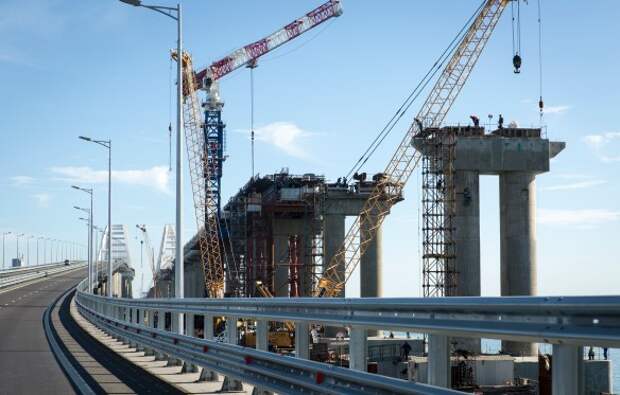 Продолжается строительство железнодорожной части Крымского моста. Фото: GLOBAL LOOK press/Nikolay Gyngazov