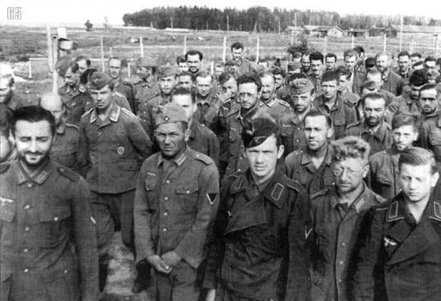 Немецкие военнопленные, захваченные под Смоленском в пересыльном лагере.