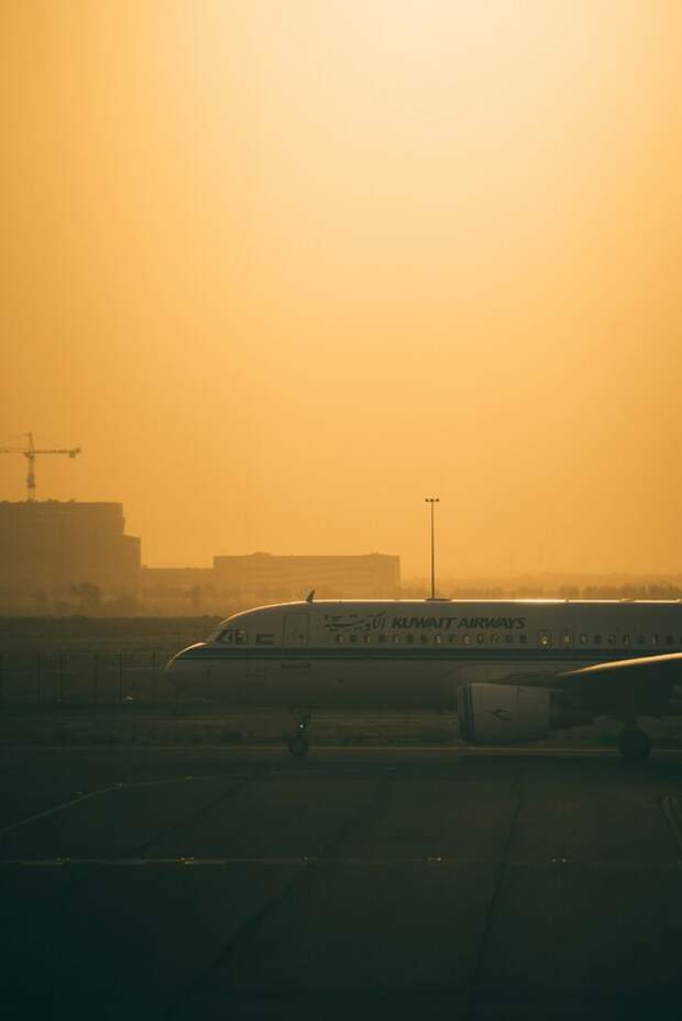Военный кризис на Ближнем Востоке парализовал авиаперевозки: тысячи пассажиров заблокированы в ОАЭ