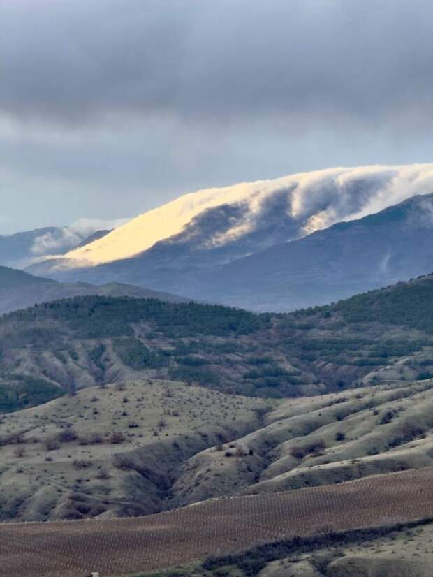 Заснеженные крымские горы