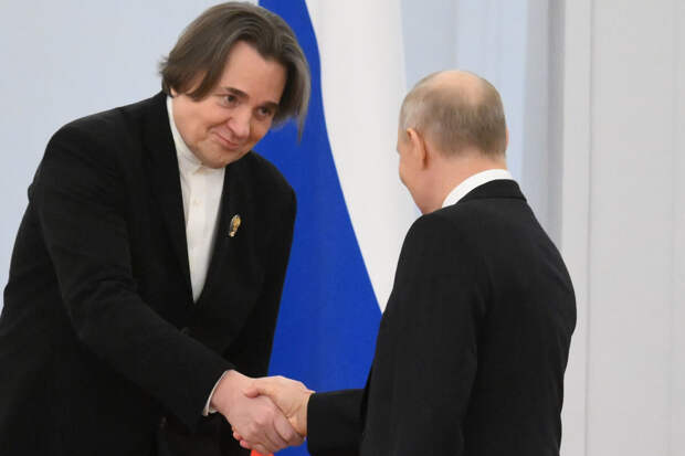 Президент России Путин поздравил продюсера Эрнста с 65-летием