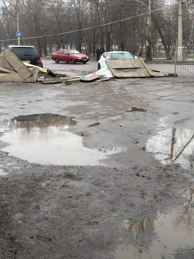 Упал забор на автомобиль возле парка им. Поченкова в центре Гвардейки
