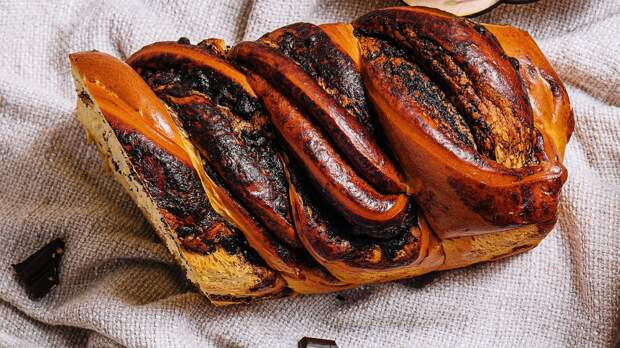 Булочки с маком, от которых невозможно оторваться: мягкие, сочные и с шоколадной глазурью