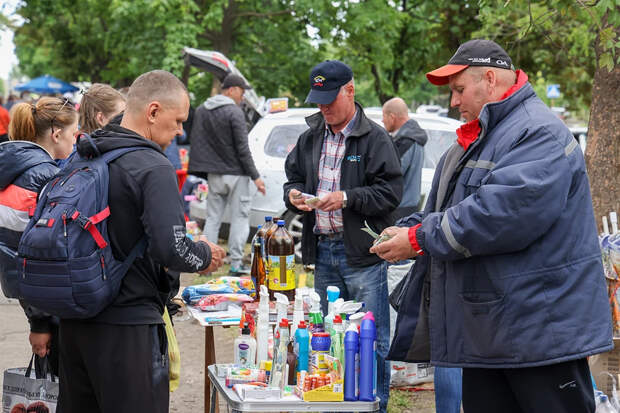В Мариуполе стало спокойнее, первым знаком этого были торговцы и менялы. Фото: Владимир Гердо/ТАСС