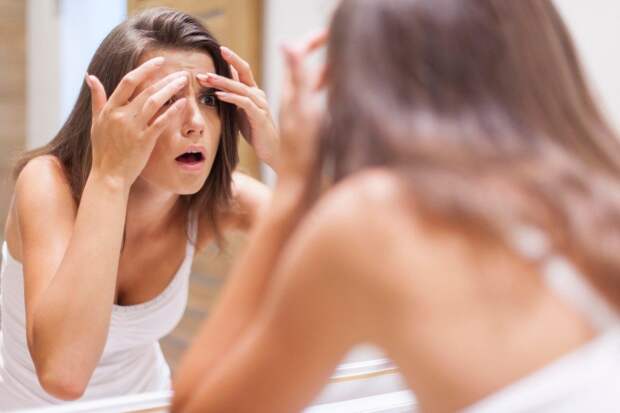 shocked-woman-squeezing-pimple-bathroom Как избавиться от прыщей? 4 полезных совета