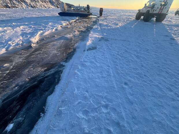 Появились первые фото с места затопления «буханки» с туристами из КНР на Байкале
