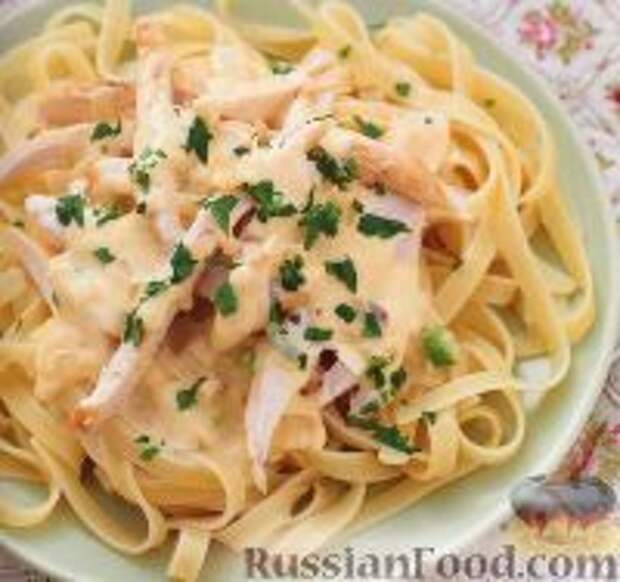 Фото к рецепту: Феттуччине с куриным филе и сливочным соусом
