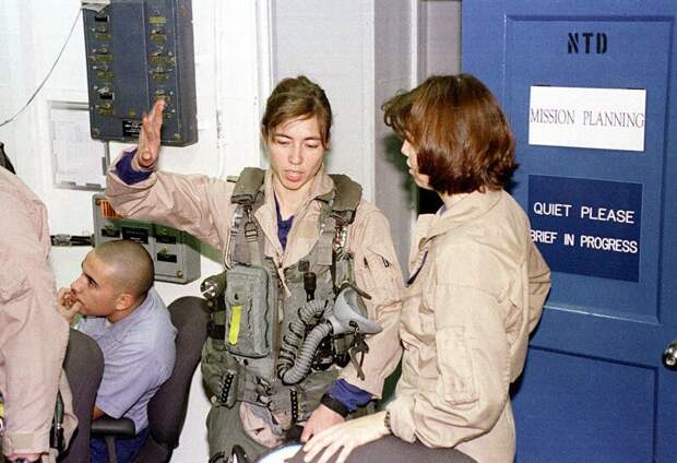 Две женщины-пилота F / A-18C Hornet на борту USS Enterprise обсуждают результаты их ночной бомбардировки Багдада 17 декабря 1998 года во время операции «Лис пустыни» история, люди, фото