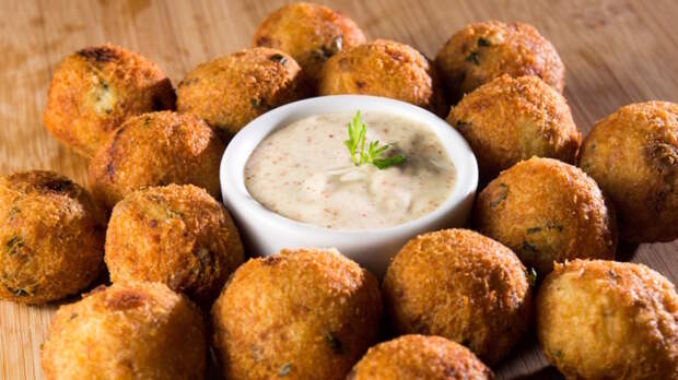 Хрустящие картофельные шарики с брынзой: готовятся за 20 минут и улетают со стола моментально