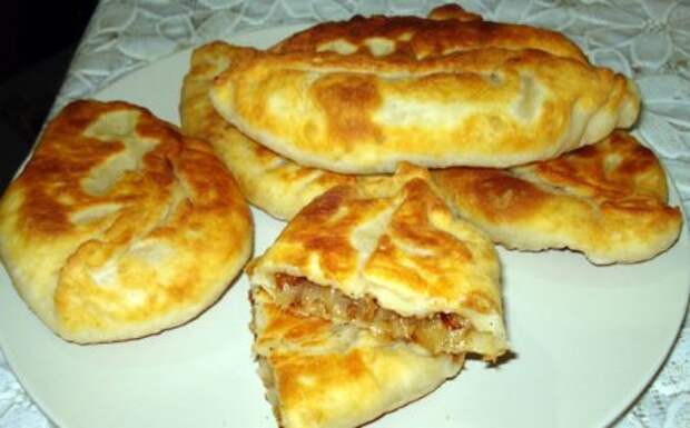 Жареные пирожки с квашеной капустой на сковороде