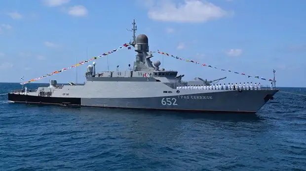 На рейде сирийского порта Тартус прошёл парад кораблей ВМФ России