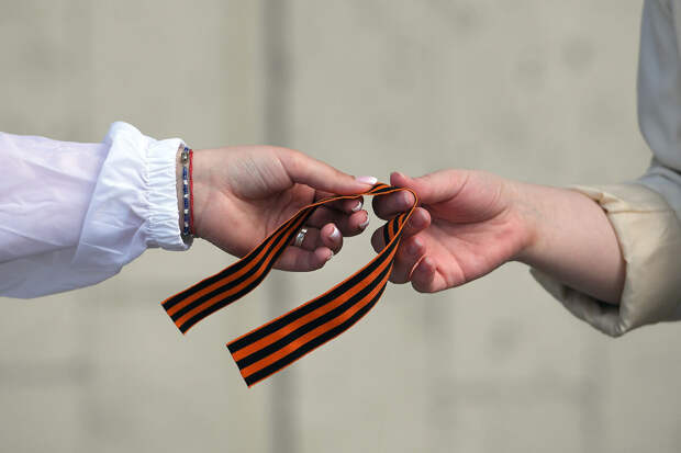 Захарова сравнила георгиевскую ленту со святой водой по воздействию на нечисть