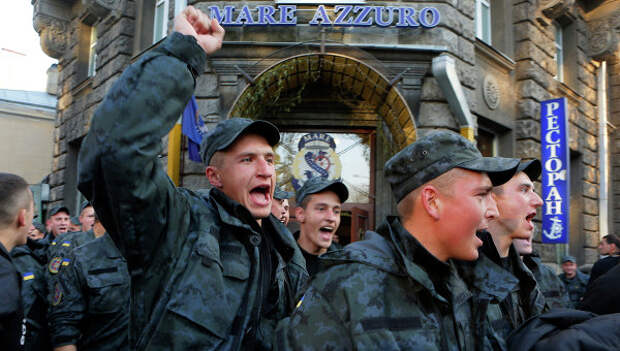 Бойцы Нацгвардии Украины устроили шествие к администрации президента в Киеве