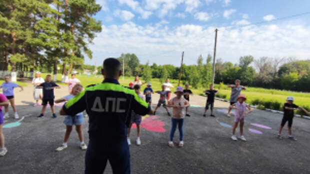 В Оренбургской области в Северном районе полиция и «Движение первых» провели «Зарядку со стражем порядка»